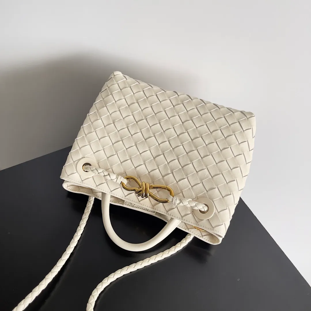 The 2023 new Andiamo batch of 1860 BV has been shipped‼ ️Really popular🔥The new Andiamo woven handbag launched by Bottega Veneta this season is really popular all over the world! ! Celebrities at home and abroad have worn it, and Oscar-winning actress Michelle Yeoh has taken it out on the street. Song Jia, Trai Yara, Yu Feihong, Sanji Ayaka, Rosie Hunting-Whiteley, Yoshioka Riho, etc. have all picked up this bag. It is classic and versatile, showing off its temperament, and the bag capacity is also large, which is very convenient for daily commuting! ! A variety of carrying methods, the shoulder straps can be adjusted by yourself, the original lambskin feels soft and delicate, and the neutral style is made to break gender boundaries and bring a more practical and longer-lasting use experience. Andiamo, which has both elegant and casual styles, perfectly interprets the true appearance of "fashionable old money style". Style number: 743568 Size: 25*22*10.5cm
